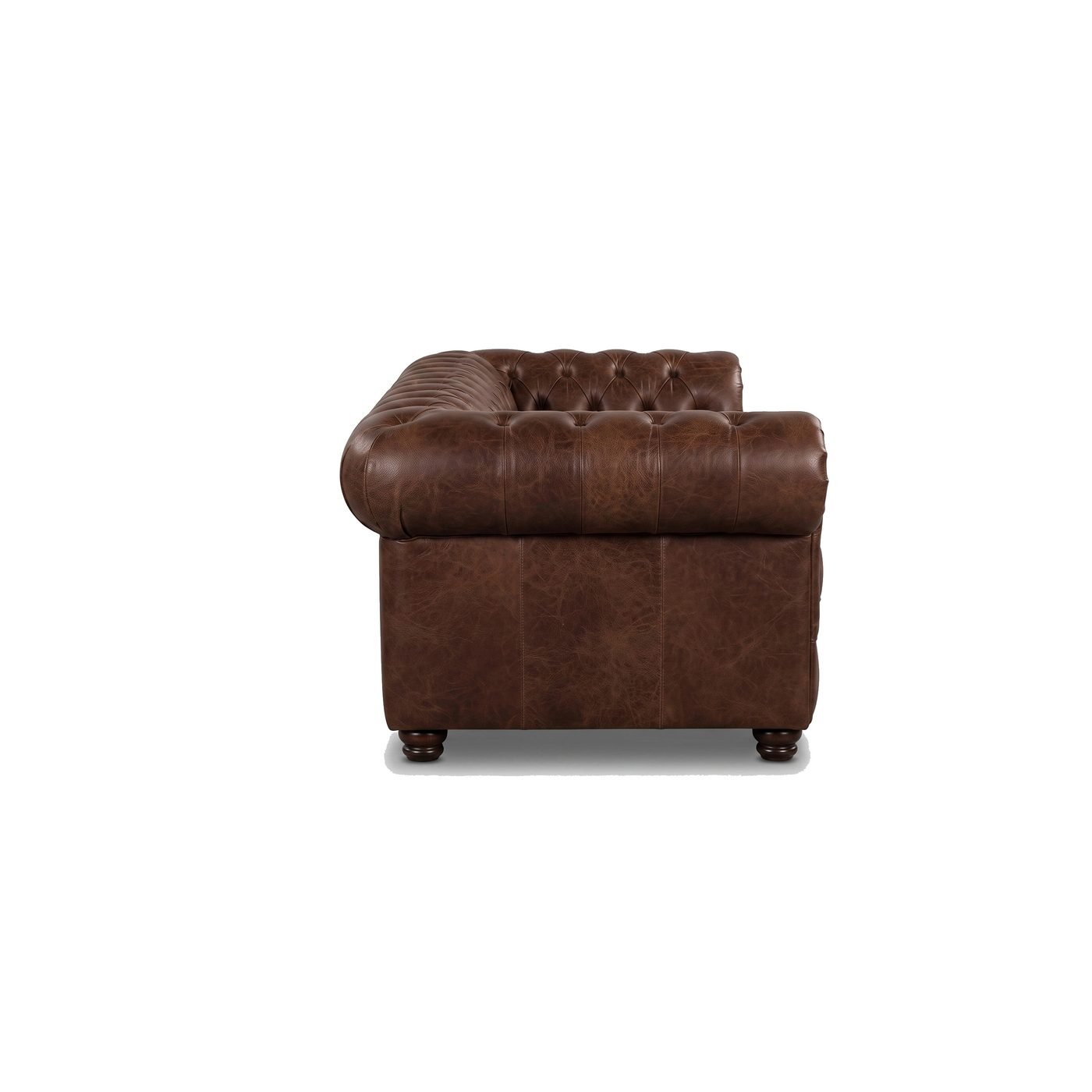 Estofado Chesterfield (Modelo A) em couro marrom visto de lado, destacando o braco rolo capitonado e a profundidade do assento