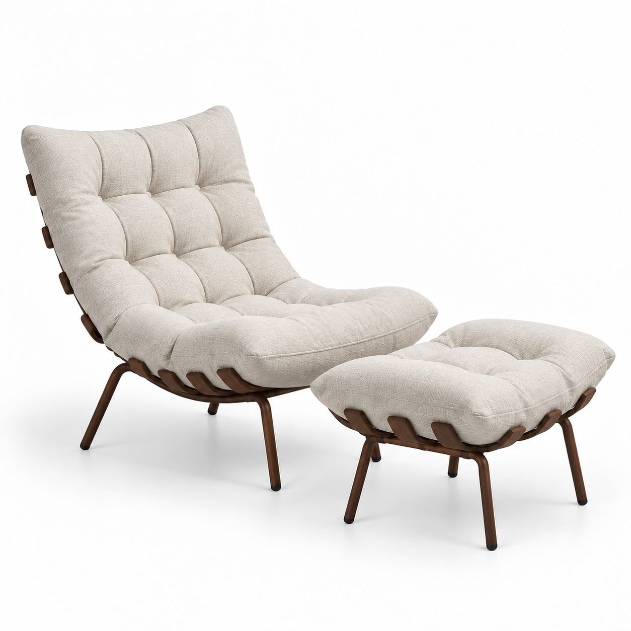 Conjunto Poltrona Costela e banqueta em madeira maciça, estofados em tecido off-white, sobre fundo branco.