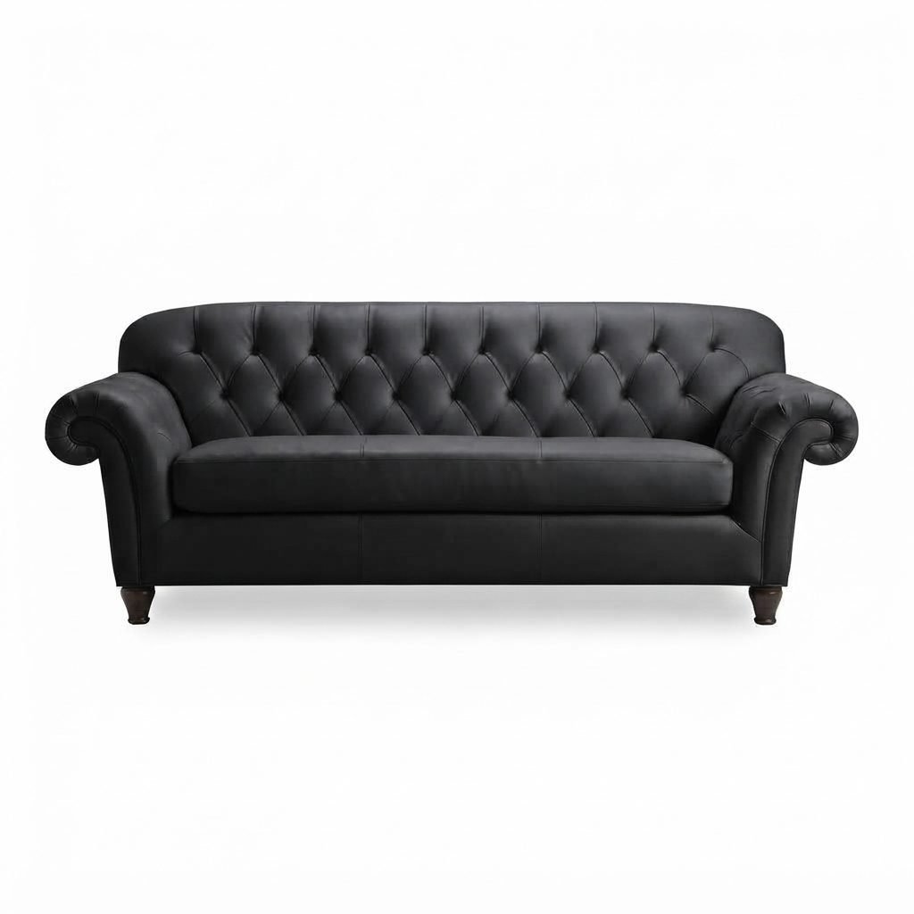 Estofado Chesterfield Modelo X em couro preto com capitonê profundo, braços arredondados e pés torneados, vista de frente.