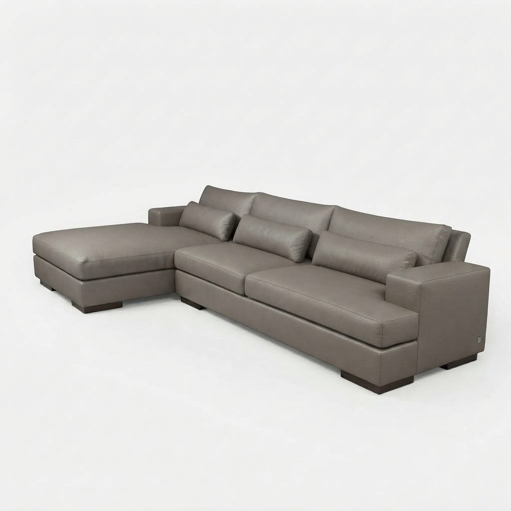 Estofado PL 3020 em couro cinza, sofá modulado com chaise longue e almofadas soltas, vista em perspectiva de três quartos.
