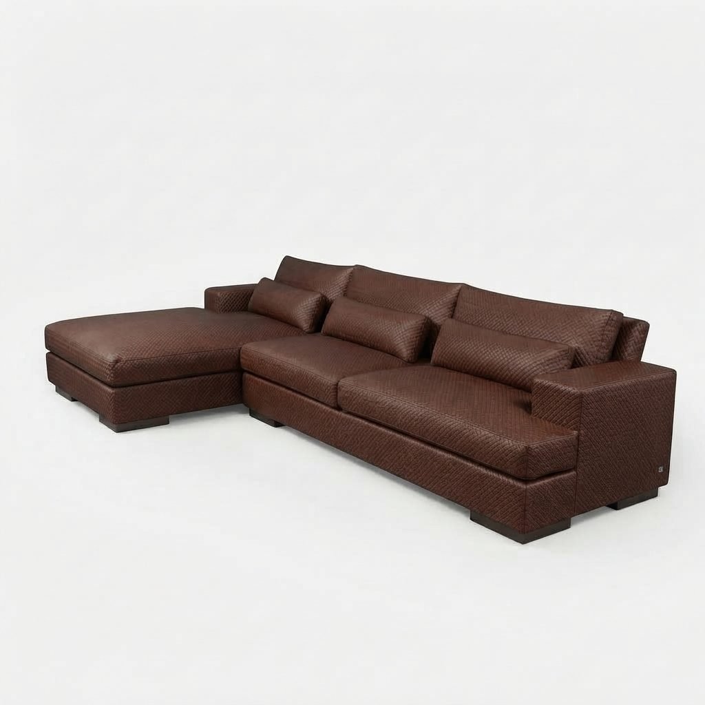Estofado PL 3020 em couro texturizado marrom, sofá modulado com chaise longue e acabamento em relevo, vista de três quartos.