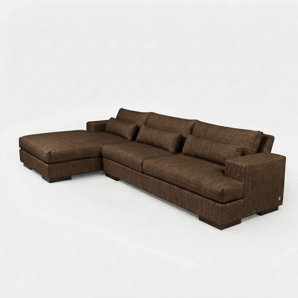 Estofado PL 3020 em tecido marrom, sofá modulado com chaise longue e almofadas soltas, vista em perspectiva de três quartos.