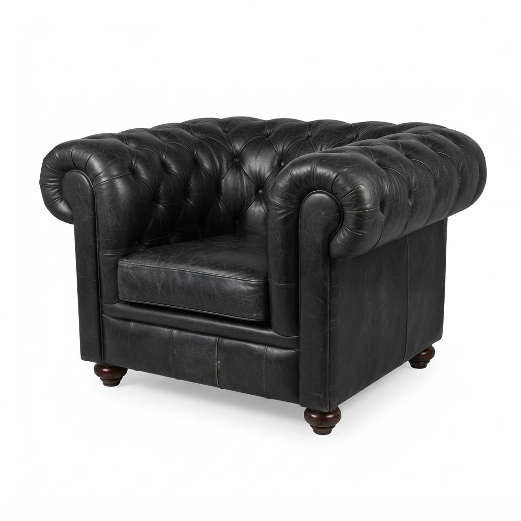 Poltrona Chesterfield/Chanceler Modelo-A Plus estofada em couro preto, com capitonê e pés de madeira, sobre fundo branco.