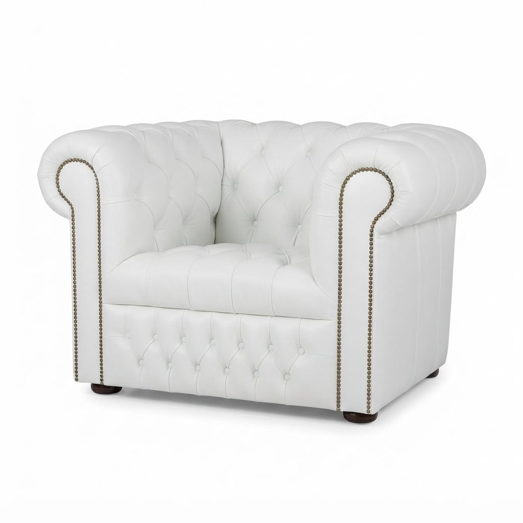Poltrona Chesterfield Chanceler em couro branco, com capitonê e tachas douradas, vista de três quartos sobre fundo branco