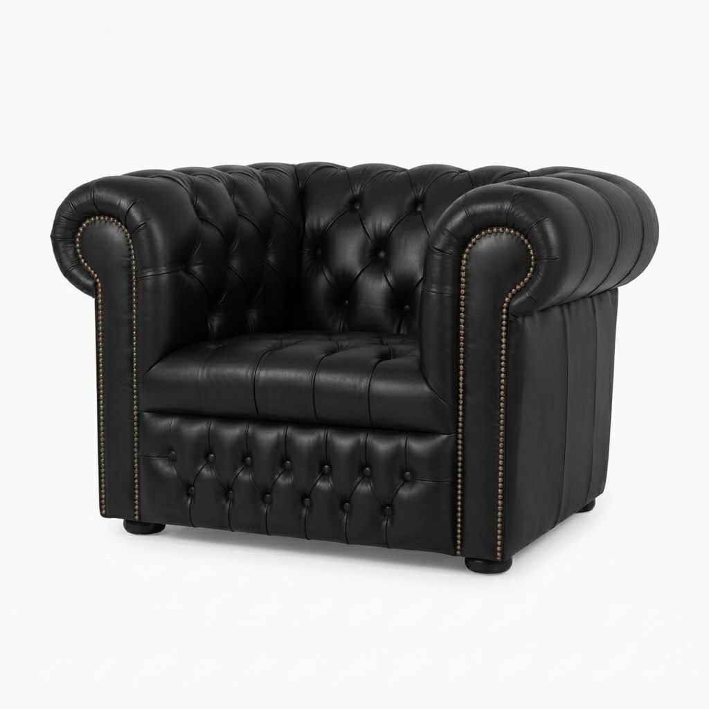 Poltrona Chesterfield Chanceler em couro preto, com capitonê e fileiras de tachas nos braços, vista de três quartos sobre fundo branco