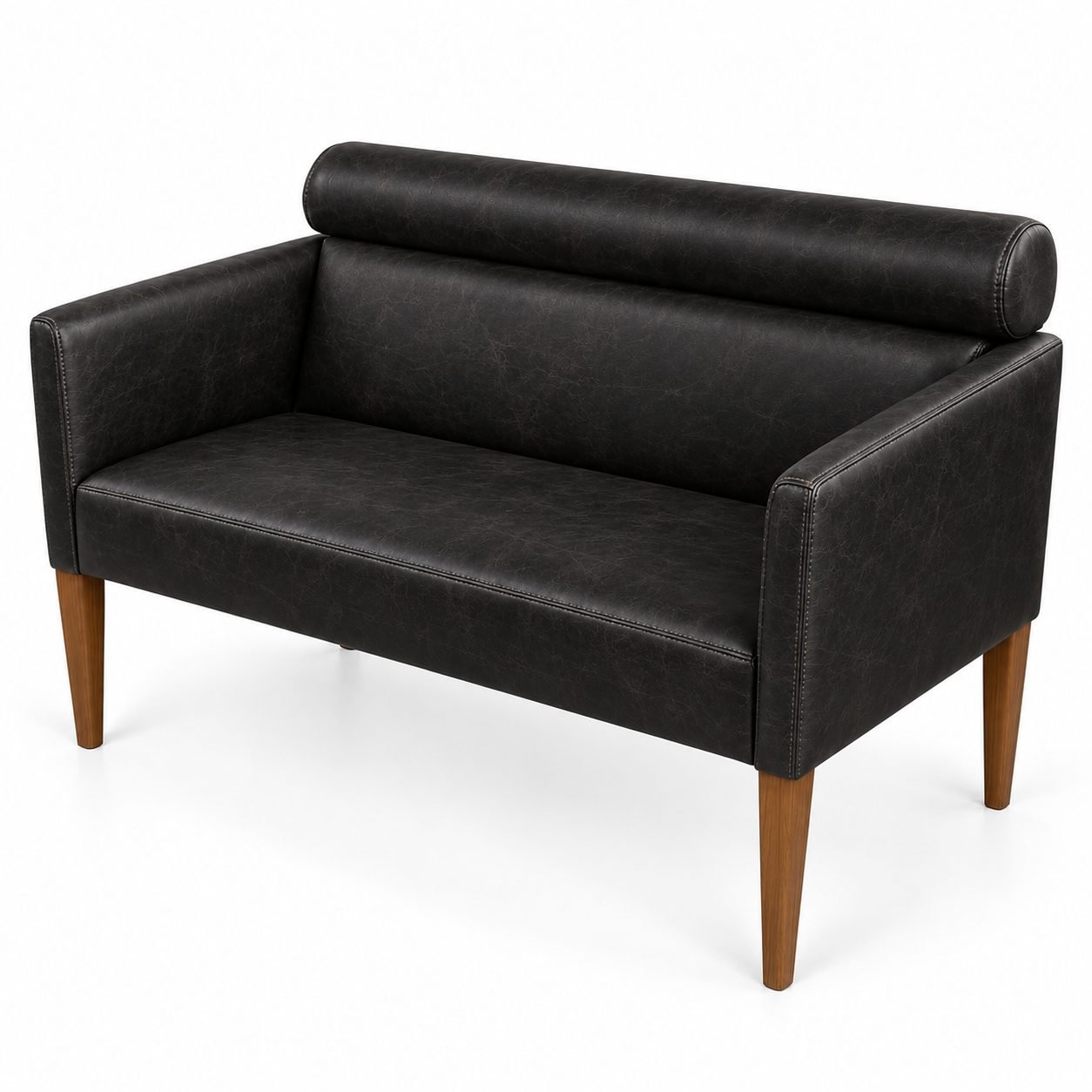 Poltrona 2 lugares Decorata estofada em couro preto, com pés de madeira, sobre fundo branco.