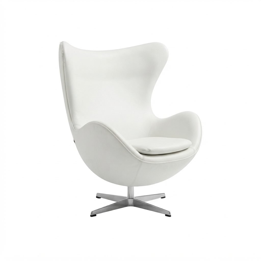 Poltrona Egg em couro branco liso, vista de tres quartos em fundo branco, com o pe giratorio de aluminio aparecendo embaixo