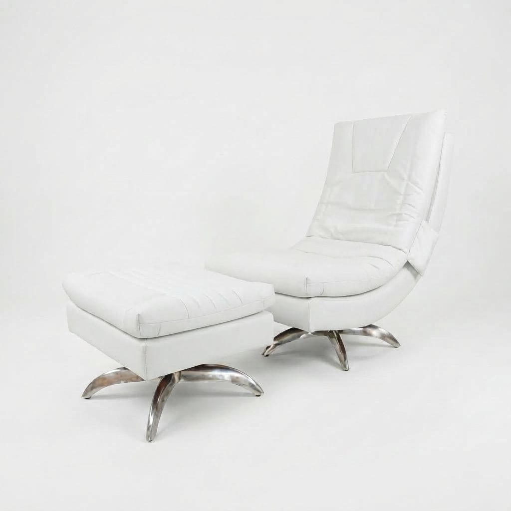 Poltrona e Banqueta Premium Cloé estofada em couro branco, com base giratória em metal, sobre fundo branco.