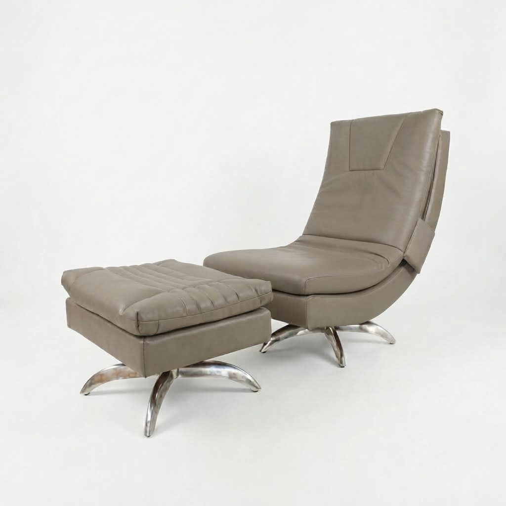 Poltrona e Banqueta Premium Cloé estofada em couro taupe, com base giratória em metal, sobre fundo branco.