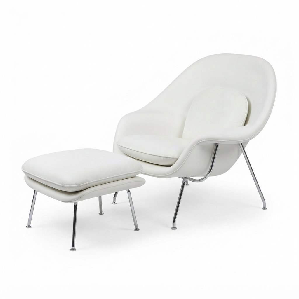 Poltrona Womb em couro branco com puff, concha curva e almofada de encosto solta, vista de três quartos em fundo claro.