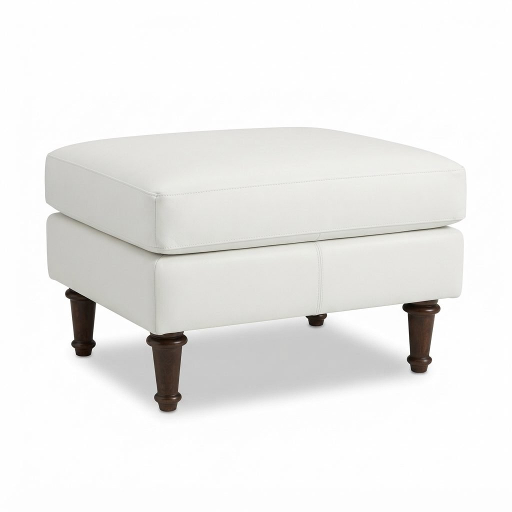 Puff Avare estofado em couro branco, com pés de madeira, sobre fundo branco.