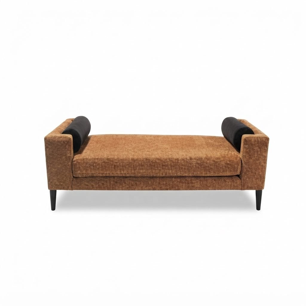 Recamier Evan em tweed cor de ferrugem com pontas das almofadas em preto, vista frontal em fundo neutro.