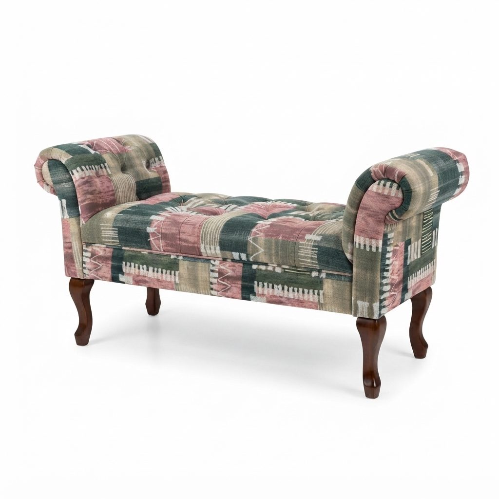 Recamier Princesa em tecido com estampa ikat rosa e verde-petróleo, braços rolô capitonê e pés torneados em madeira escura.