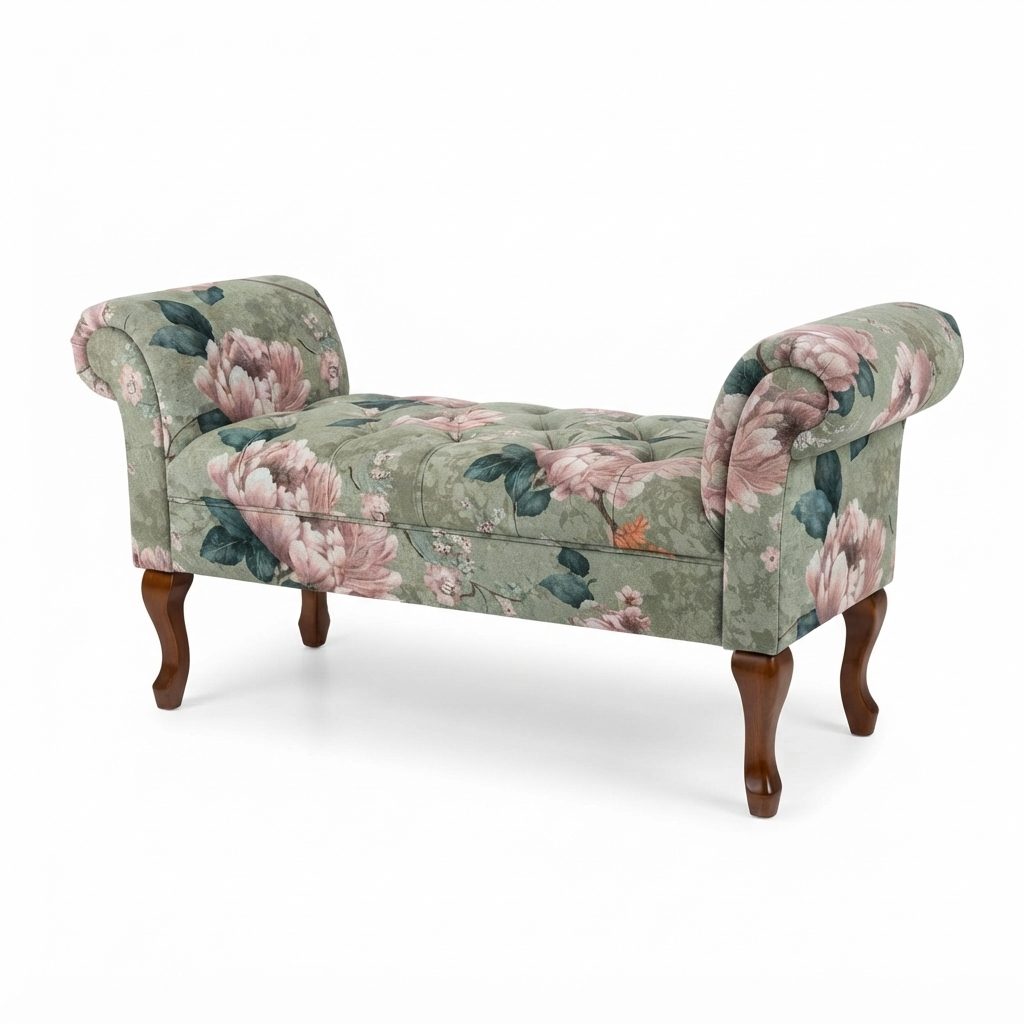 Recamier Princesa em tecido floral verde-sálvia com flores rosa e folhagens, braços rolô capitonê e pés de madeira escura.