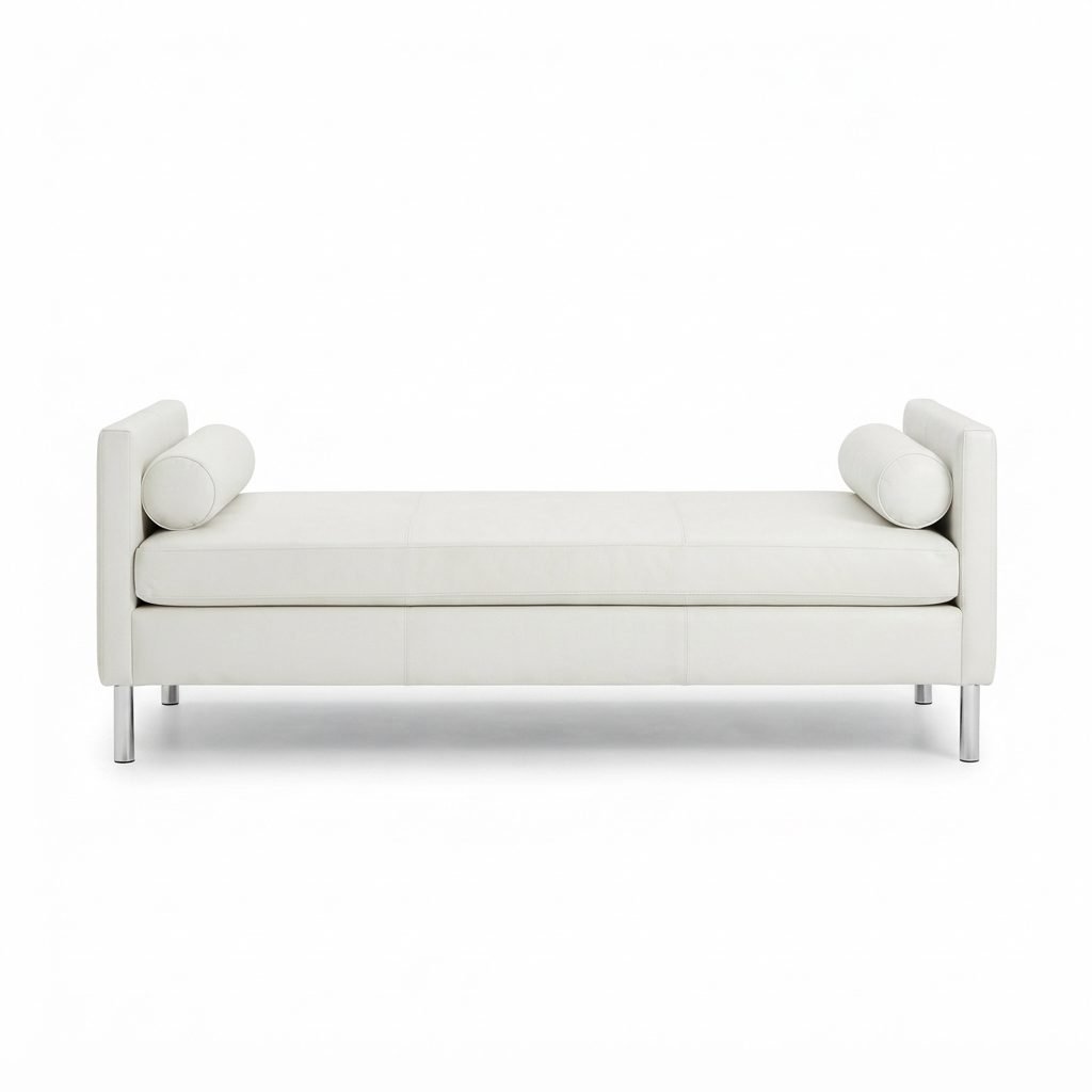 Recamier RE 301 em couro branco com estofado capitonê em losango, braços em bolster e pés em metal cromado, vista frontal em fundo neutro.