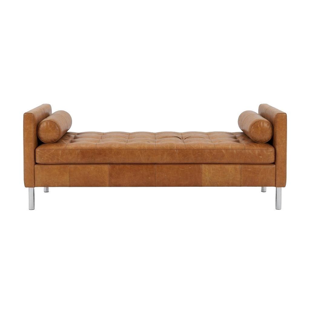Recamier RE 301 em couro caramelo com estofado capitonê em losango, braços em bolster e pés em metal cromado, vista frontal em fundo neutro.