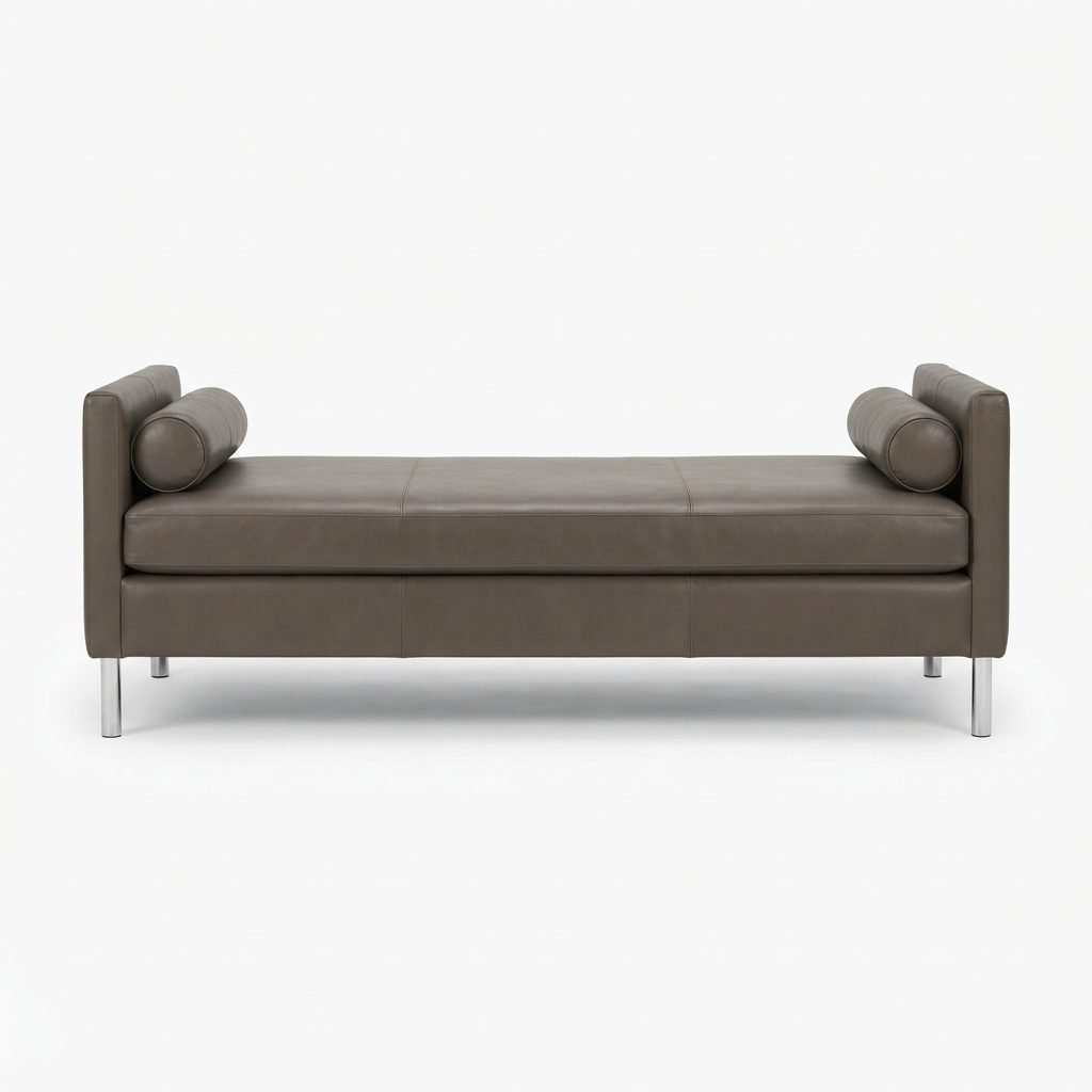 Recamier RE 301 em couro cinza acinzentado com estofado capitonê, braços em bolster e pés em metal cromado, vista frontal em fundo neutro.