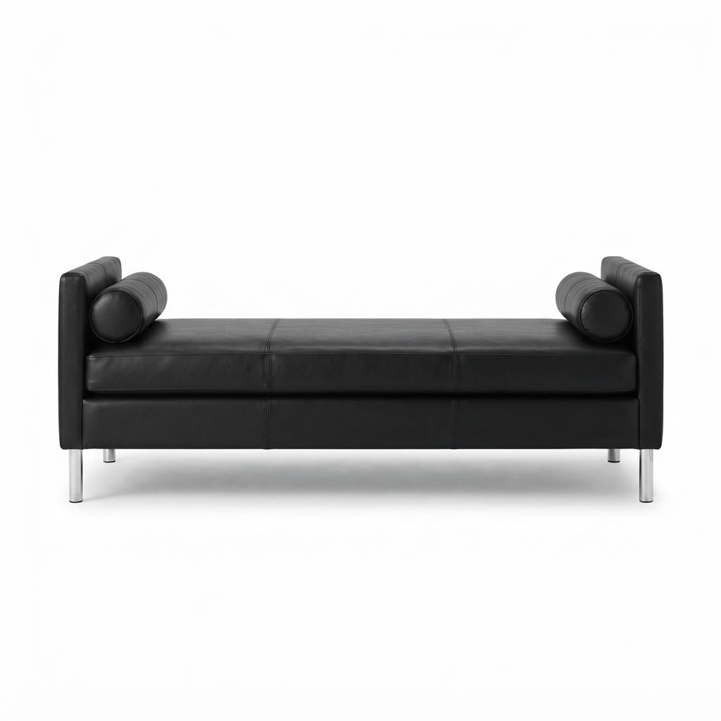 Recamier RE 301 em couro preto com estofado capitonê em losango, braços em bolster e pés em metal cromado, vista frontal em fundo neutro.