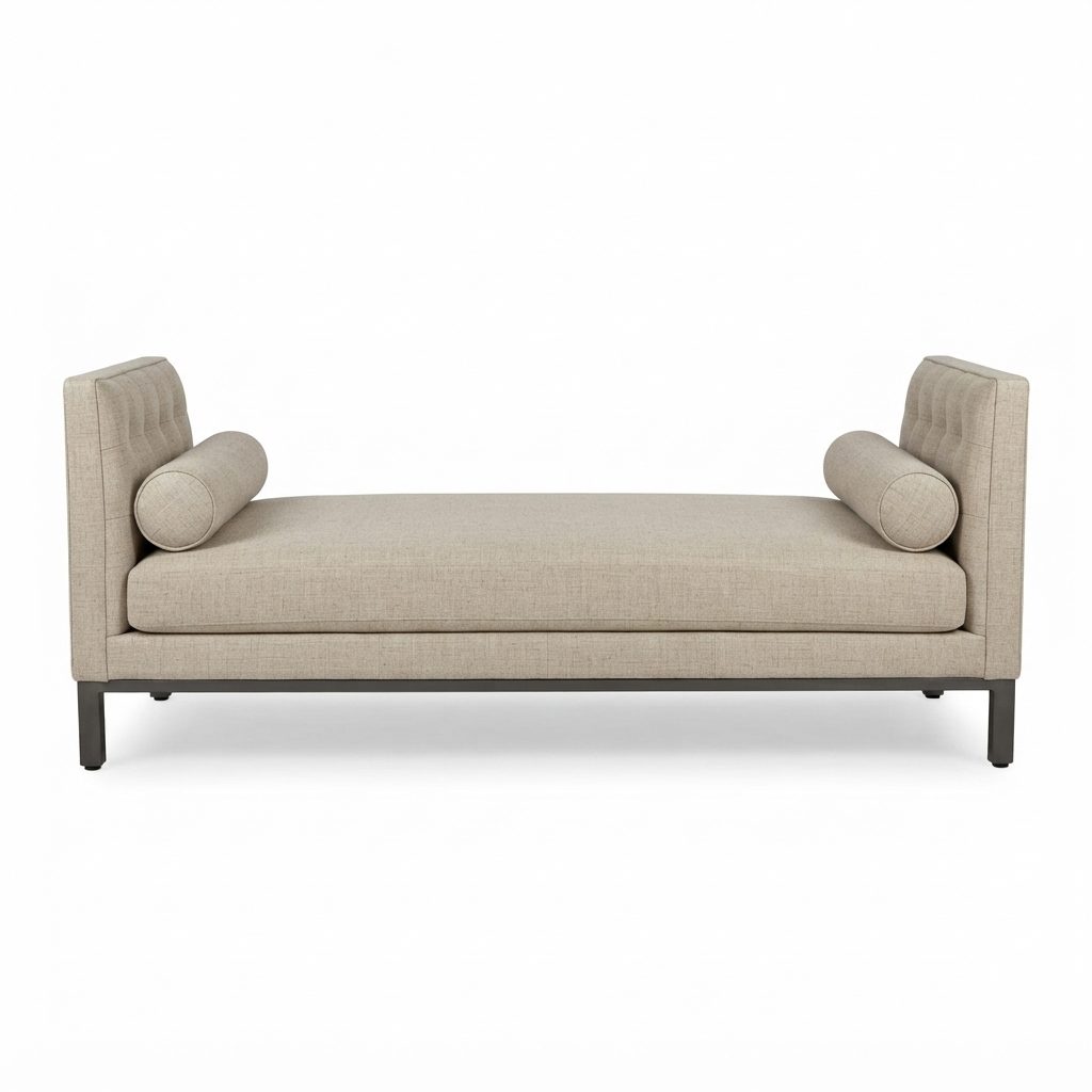 Recamier RE 363 em tecido bege com encosto canelado, braços elevados com almofadas cilíndricas, vista frontal em fundo branco.